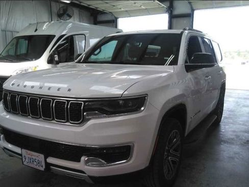 Used 2024 Jeep Wagoneer Series II w/ Flexible Seating Group RWD image 6