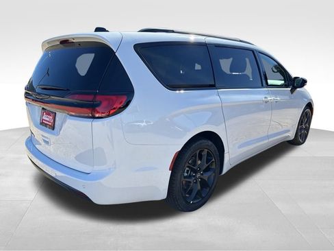New 2026 Chrysler Pacifica Select w/ S Appearance Package image 5