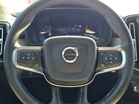 Used 2023 Volvo XC40 B5 Plus image 26