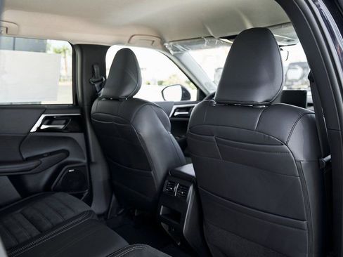 Used 2025 Mitsubishi Outlander SE image 26