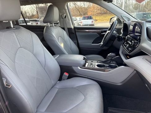 Used 2024 Toyota Highlander Platinum image 10