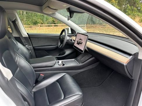 Used 2022 Tesla Model Y Long Range AWD/4WD image 24