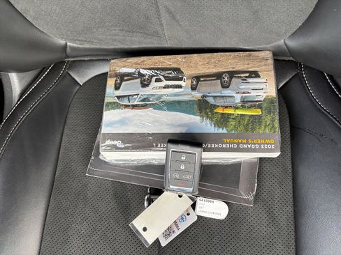 Used 2023 Jeep Grand Cherokee L Laredo image 38