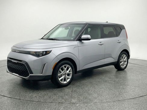 Used 2025 Kia Soul LX w/ LX Technology Package image 3