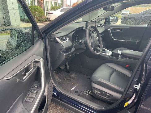 Used 2023 Toyota RAV4 XLE Premium image 6