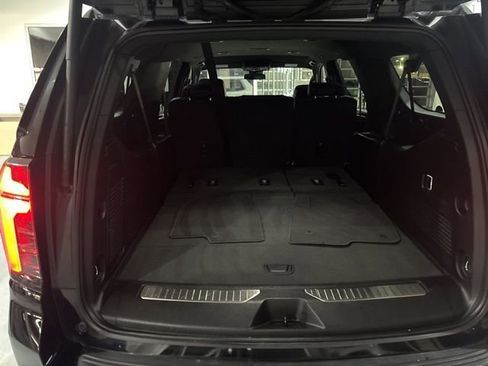 Used 2025 Chevrolet Suburban Z71 image 40