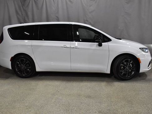 New 2026 Chrysler Pacifica Select image 3