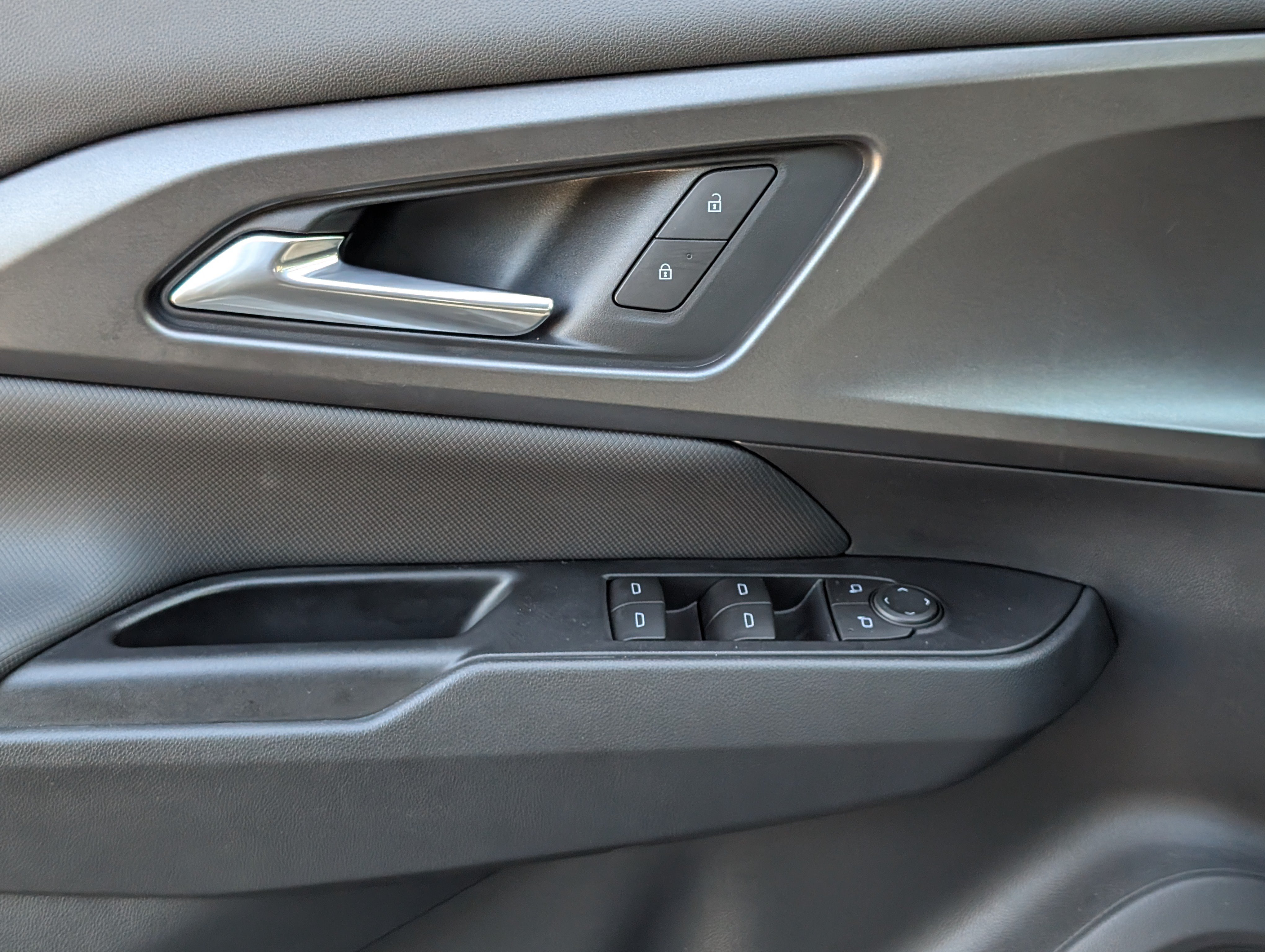 Used 2025 Chevrolet Equinox EV LT w/ Comfort Package FWD image 15