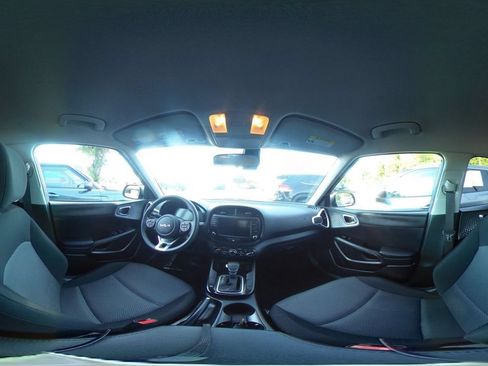 Used 2025 Kia Soul LX w/ LX Technology Package FWD image 37