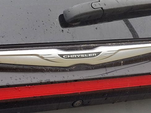 Used 2023 Chrysler Pacifica Touring-L image 22