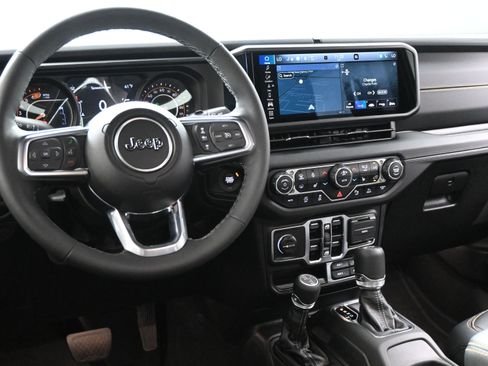 Used 2025 Jeep Wrangler Sahara image 7