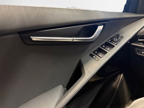 Used 2025 Kia Niro EX Touring image 13