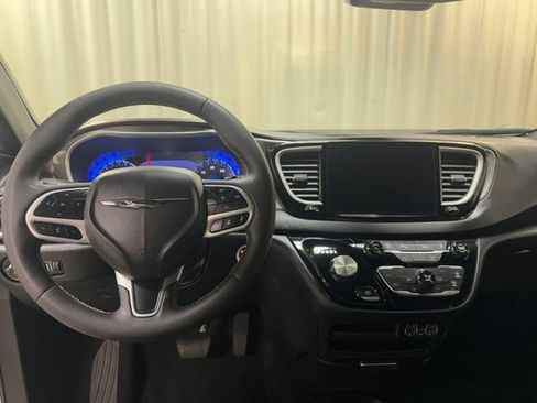Used 2025 Chrysler Pacifica Select FWD image 34