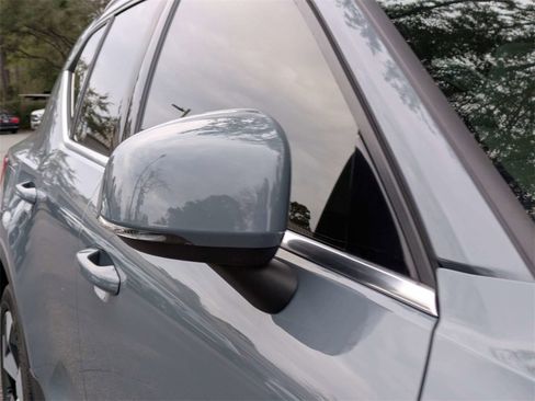 Certified 2023 Volvo XC40 B5 Plus w/ Protection Package Premier image 11