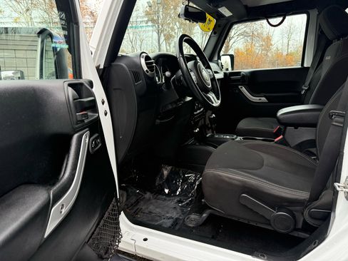 Used 2018 Jeep Wrangler Unlimited Sahara w/ Connectivity Group image 14