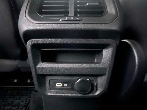 Used 2021 Volkswagen Tiguan SE image 17