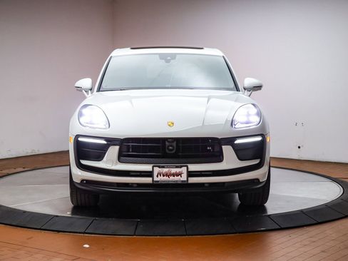 Certified 2025 Porsche Macan AWD/4WD image 30