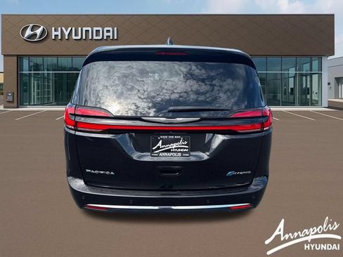 Used 2023 Chrysler Pacifica Limited w/ Uconnect Theater Family Group FWD image 4