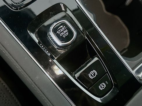 Used 2025 Volvo XC90 B6 Plus image 26