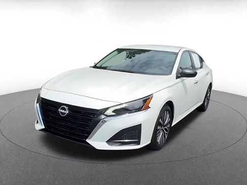 Used 2025 Nissan Altima 2.5 SV FWD image 7