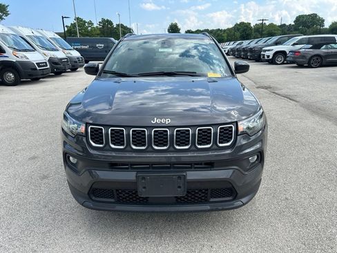 Used 2024 Jeep Compass Latitude w/ Sun and Sound Group AWD/4WD image 2