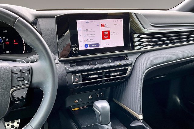 Used 2025 Toyota Camry SE w/ Convenience Package FWD image 9