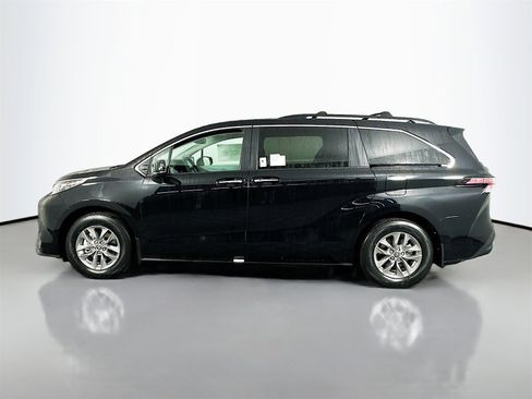 New 2026 Toyota Sienna XLE image 4