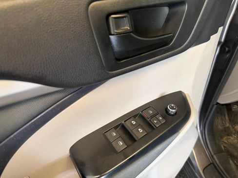 Used 2015 Toyota Highlander LE AWD/4WD image 10