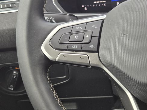 Used 2022 Volkswagen Tiguan SE AWD/4WD image 24