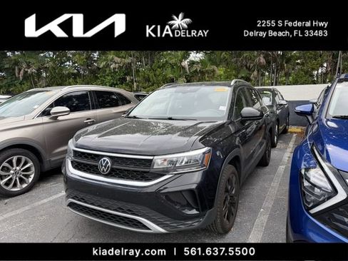 Used 2023 Volkswagen Taos SE w/ Panoramic Sunroof Package FWD image 4