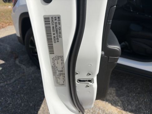 New 2026 Jeep Compass Latitude image 37