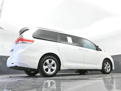 Used 2012 Toyota Sienna LE image 35