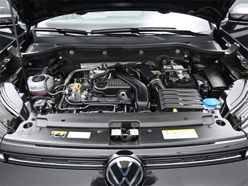 Certified 2025 Volkswagen Taos SE w/ Panoramic Sunroof Package image 36