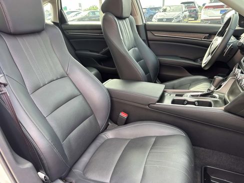 Used 2018 Honda Accord Touring image 11