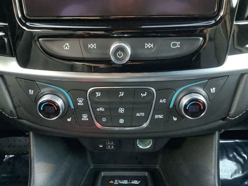 Used 2022 Chevrolet Traverse Premier FWD image 21