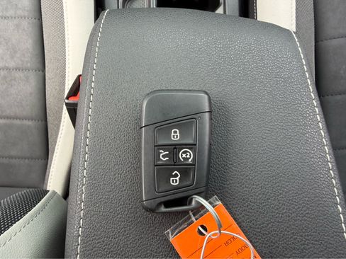 Used 2025 Volkswagen Taos SE FWD image 31