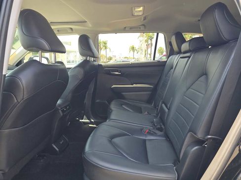 Used 2023 Toyota Highlander XLE FWD image 20