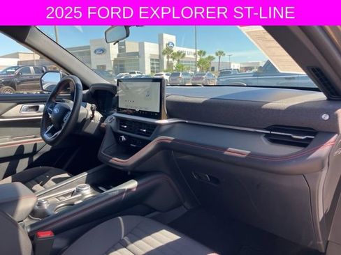 Used 2025 Ford Explorer ST-Line w/ ST-Line Street Pack image 12