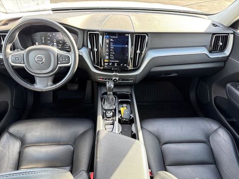 Used 2018 Volvo XC60 T6 Momentum w/ Convenience Package image 11