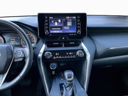 Certified 2022 Toyota Venza XLE image 6