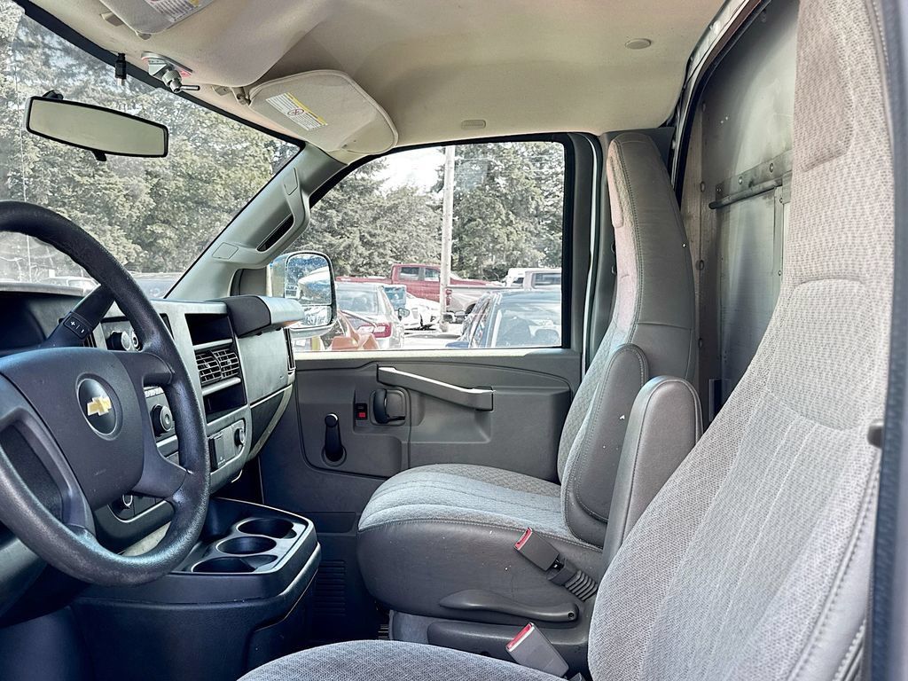 Used 2017 Chevrolet Express 3500 w/ Chrome Appearance Package RWD image 9