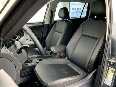 Used 2022 Volkswagen Tiguan SE w/ Panoramic Sunroof Package image 25
