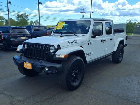 Certified 2022 Jeep Gladiator Sport AWD/4WD image 3