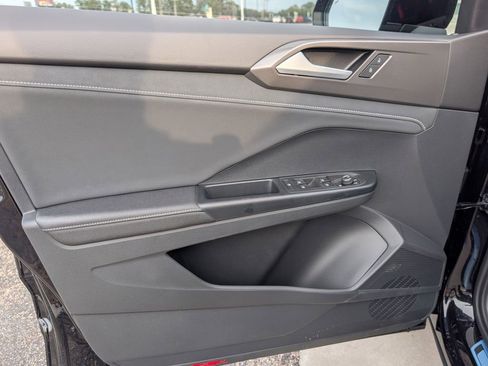 New 2026 Volkswagen Taos SE image 10