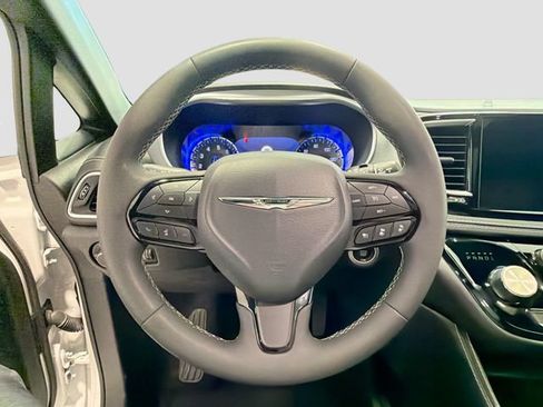 Used 2025 Chrysler Pacifica Limited FWD image 10