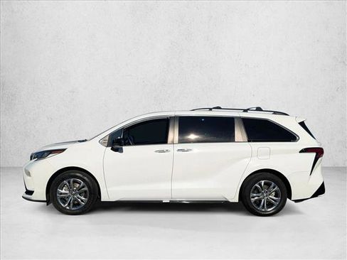 Used 2023 Toyota Sienna XSE image 9