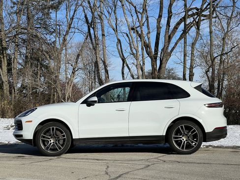 Certified 2022 Porsche Cayenne Platinum Edition image 2