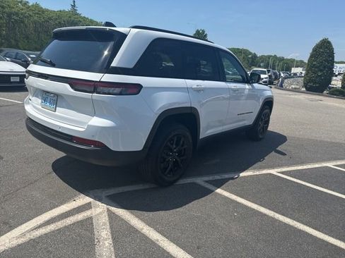 Used 2024 Jeep Grand Cherokee Altitude AWD/4WD image 3