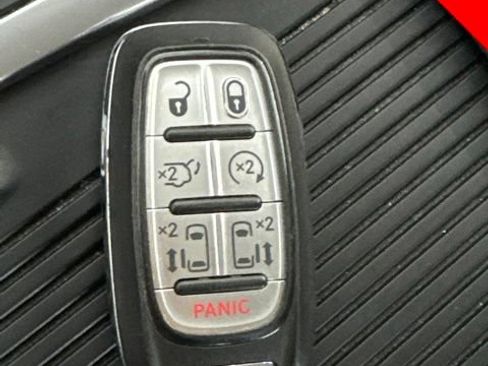 Used 2024 Chrysler Pacifica Touring-L FWD image 16