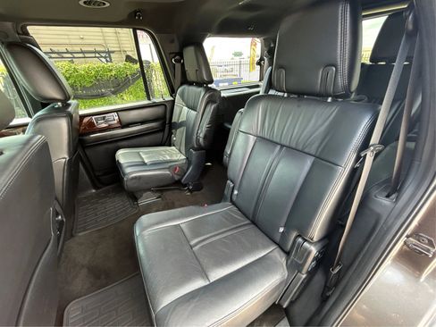 Used 2016 Lincoln Navigator Select image 11